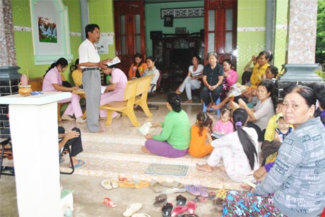 Một cuộc tuyên truyền phòng, chống HIV/AIDS ở xã Tân Phú (Tân Phú Đông).