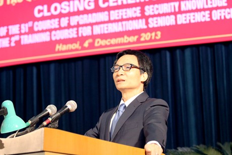 Phó Thủ tướng Vũ Đức Đam phát biểu tại lễ Bế giảng Lớp Bồi dưỡng kiến thức QP-AN Khoá 51 và Lớp Đào tạo quan chức quốc phòng quốc tế Khoá 2, sáng 4/12. Ảnh: Minh Khôi 