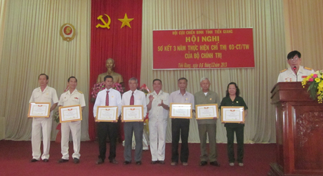 Ông Lương Quốc Thọ- Phó chủ tịch Hội CCB tĩnh Tiền Giang tặng giấy khen các tập thể điển hình học tập và làm theo lời Bác.