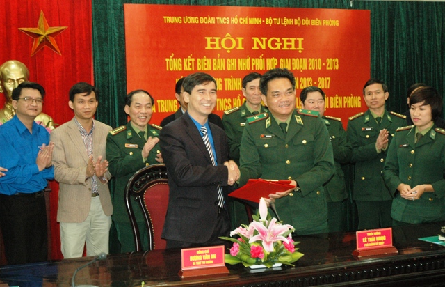  Lễ ký kết chương trình phối hợp phát huy vai trò xung kích của tuổi trẻ tham gia xây dựng và bảo vệ chủ quyền an ninh biên giới quốc gia, giai đoạn 2013 - 2017. Ảnh: PC