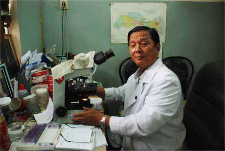 Bác sĩ Minh giám định mẫu mô phục vụ công tác điều tra.