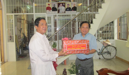 Ông Tô Minh Giới ủy viên chuyên trách Ban chỉ đạo Tây Nam bộ chúc mừng giáng sinh tại nhà thờ Thánh An Tôn-TP Mỹ Tho
