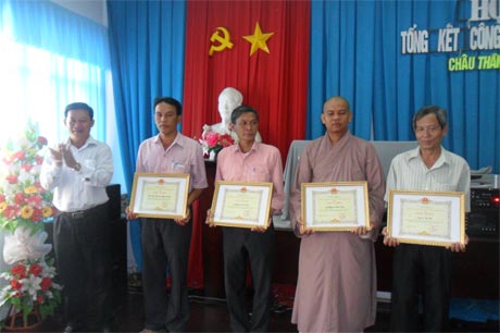 Ông Lý Hoàng Chiêu, Phó Chủ tịch UBND huyện trao giấy khen.