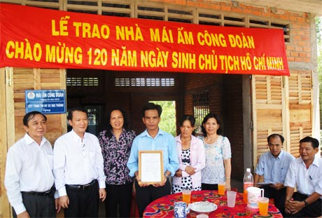Tặng “Mái ấm CĐ” cho công đoàn viên gặp khó khăn về nhà ở.