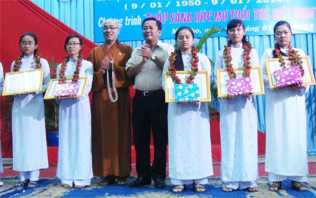 Ông Nguyễn Văn Hồng, Phó Bí thư Thành ủy  Mỹ Tho cùng Đại đức Thích Quảng Lộc, Phó Ban Trị sự Phật giáo TP. Mỹ Tho trao học bổng.