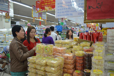 Khách hàng lựa chọn mua hàng hóa Tết tại Co.op Mart Mỹ Tho.