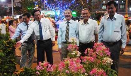Lãnh đạo tỉnh, TP. Mỹ Tho cắt băng khai mạc  và tham quan hoa kiểng.
