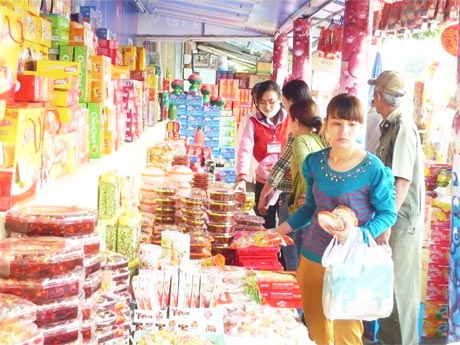 Khách hàng mua sắm tại gian hàng Tết của cửa hàng bách hóa HTX Thương mại - Dịch vụ phường 1 (trên đường Lê Lợi, TP. Mỹ Tho).