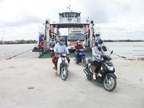 Phà và bến phà Tân Long đã được đầu tư mới.