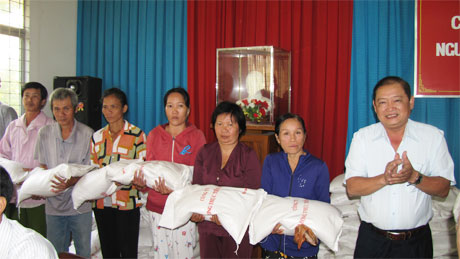 Công ty Lương thực Tiền Giang tặng quà gia đình chính sách dịp Tết Nguyên đán Giáp Ngọ 2014. Ảnh: Vân Anh