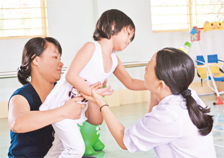 Làm theo Bác, nhân viên Trung tâm Hỗ trợ phát triển giáo dục hòa nhập luôn tận tụy giúp trẻ khuyết tật hòa nhập cộng đồng.