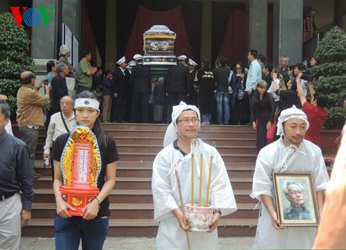Đạo diễn Nguyễn Quang Dũng là người mang di ảnh của nhà văn Nguyễn Quang Sáng. (ảnh: Bích Huyền)