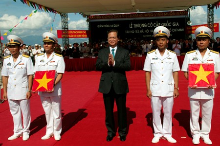 Thủ tướng trao cờ Tổ quốc cho Thuyền trưởng hai tàu ngầm trong Lễ thượng cờ.