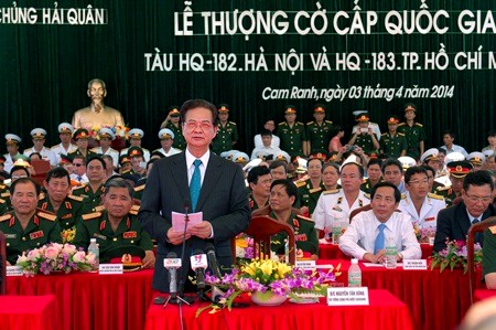 Thủ tướng nhấn mạnh: Lễ thượng cờ Tổ quốc trên 2 tàu ngầm hiện đại là sự kiện đánh dấu bước phát triển mới đặc biệt quan trọng của Hải quân nhân dân Việt Nam nói riêng, của QĐND Việt Nam nói chung.
