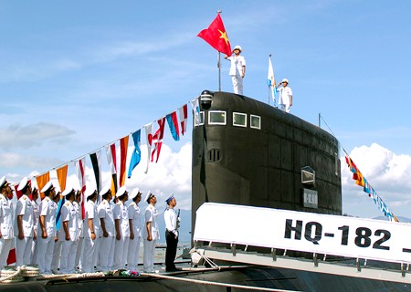 Thượng cờ Tổ quốc trên tháp tàu ngầm HQ-183 TP. Hồ Chí Minh.