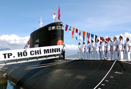 Thượng cờ Tổ quốc trên tháp tàu ngầm HQ-183 TP. Hồ Chí Minh.