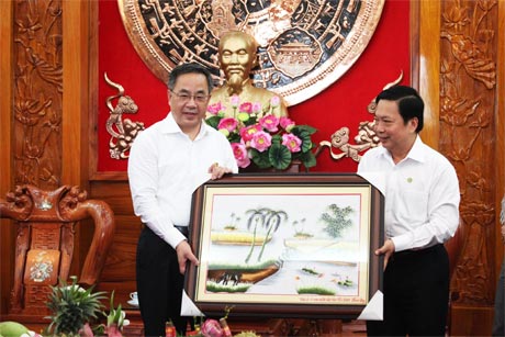 Bí thư Tỉnh ủy Tiền Giang Trần Thế Ngọc  tặng quà lưu niệm Bí thư Tỉnh ủy Quảng Đông Hồ Xuân Hoa.