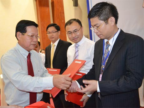 Ông Nguyễn Văn Khang, Chủ tịch UBND tỉnh trao giấy chứng nhận đầu tư cho các nhà đầu tư.