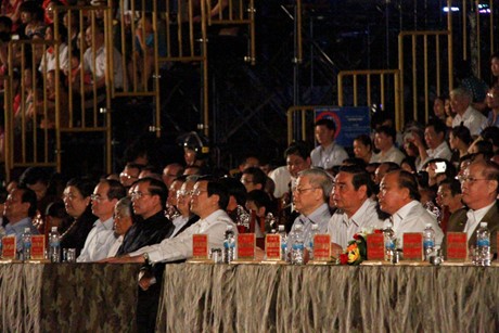  Lãnh đạo Đảng, Nhà nước, Chính phủ, Quốc hội tham dự chương trình biểu diễn nghệ thuật.  Ảnh: Đình Nam 