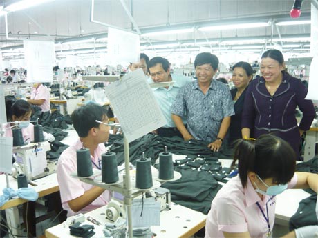 Bà Trần Kim Mai, Phó Chủ tịch Thường trực UBND tỉnh cùng đoàn công tác của tỉnh đến thăm hỏi, động viên công nhân Công ty TNHH Hansae Việt Nam yên tâm làm việc vào chiều 16-5.
