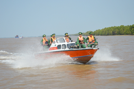 Tuần tra dọc bờ biển. Ảnh: Như Lam