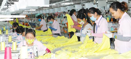 Nhiều sinh viên tốt nghiệp ra trường rất khó xin việc, đành chấp nhận làm công nhân. Ảnh: Duy Sơn