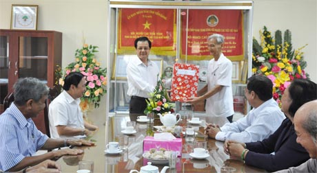 Ông Lê Hồng Quang, Phó Bí thư Tỉnh ủy tặng quà cho đại diện lãnh đạo Hội NCT tỉnh.