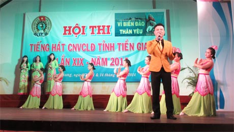 Lê Triêm và tốp múa (Công đoàn ngành GD&ĐT) biểu diễn bài hát Về làng Sen  quê Bác, sáng tác Võ Quang Đảm.