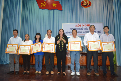 Bà Trần Kim Mai trao Bằng khen của Bộ Tài chính cho các tập thể và cá nhân.