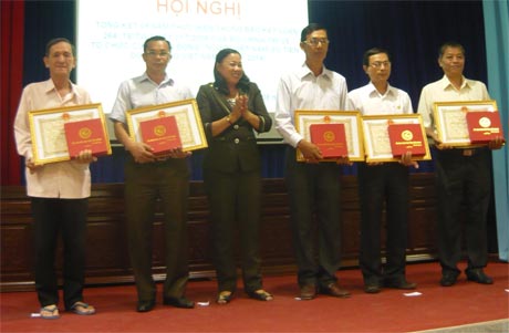 Bà Trần Kim Mai, Phó Chủ tịch Thường trực UBND tỉnh, trao tặng Bằng khen của UBND tỉnh cho các doanh nghiệp có nhiều thành tích trong việc thực hiện cuộc vận động.