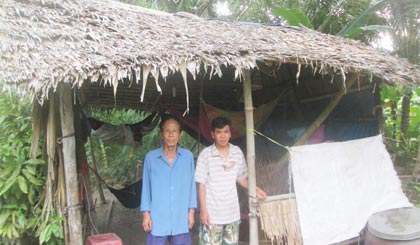 Cha con ông Mừng trong căn chòi lá sống tạm bợ qua ngày.