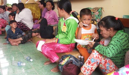 Người dân sơ tán tránh bão số 1 năm 2012 tại Trường Tiểu học Bình Nghị 1 (xã Bình Nghị, huyện Gò Công Đông).