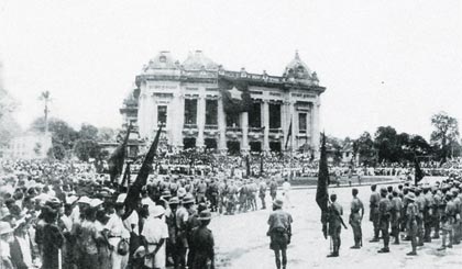 Mít tinh tại Nhà hát lớn Hà Nội ngày 2-9-1945.
