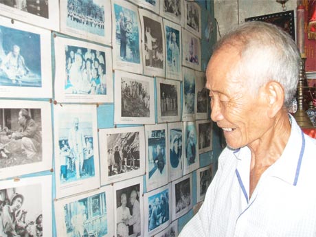 Ông Trần Thanh Bình bên bộ sưu tập ảnh về  cuộc đời và sự nghiệp của Chủ tịch Hồ Chí Minh.