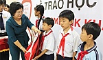 Trao 23 suất học bổng cho học sinh, sinh viên vượt khó học tốt