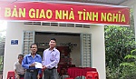Trao tiền bạn đọc tặng ông Mừng