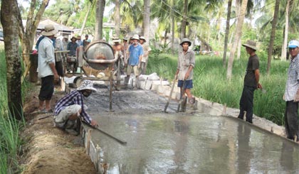 Nhân dân chung sức, đồng lòng xây dựng các công trình giao thông nông thôn.