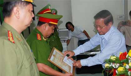 Ông Nguyễn Văn Khang, Chủ tịch UBND tỉnh tặng Bằng khen cho CA TP. Mỹ Tho đã lập thành tích xuất sắc  trong tấn công, trấn áp tội phạm. 						             Ảnh: ĐẶNG THANH