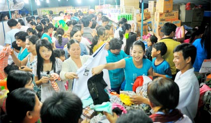 Người dân nông thôn ngày càng ưu tiên sử dụng hàng Việt (ảnh chụp tại một Phiên chợ hàng Việt tại huyện Cái Bè).                                                               Ảnh: HỮU NGHỊ