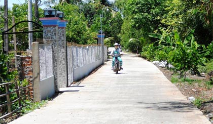 Qua vận động, người dân ở ấp 2, xã Thạnh Lộc đã hiến đất và góp tiền để mở rộng các tuyến đường giao thông.