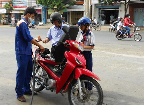 Xăng RON 92 và RON 95 giảm giá với mức khá cao 950 đồng/lít.