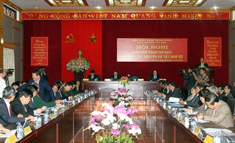 Phó Thủ tướng Nguyễn Xuân Phúc đề nghị lãnh đạo 3 Ban Chỉ đạo và các tỉnh ủy chủ động nắm bắt tình hình an ninh chính trị trong địa bàn, không để những tình huống bất ngờ, bị động xảy ra. Ảnh: VGP/Lê Sơn