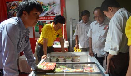 Khách tham quan, mua sắm tại các gian hàng của các DN tham gia trưng bày, giới thiệu sản phẩm tại hội nghị.