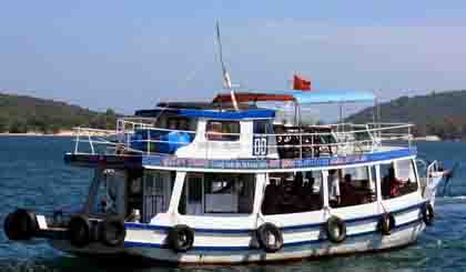Du khách du lịch bằng tàu biển vùng Nam đảo An Thới-Phú Quốc. (Ảnh: Lê Sen/TTXVN)