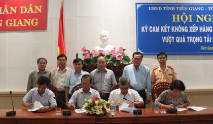 Các đơn vị vận tải, kinh doanh ký cam kết.