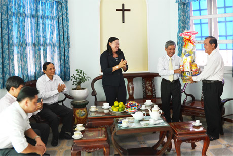 Trưởng Ban Dân Vận Tỉnh ủy Trần Long Thôn và Phó Chủ tịch UBND tỉnh Trần Kim Mai chúc mừng Mục sư Trần Thiên Tứ, Trưởng Ban đại diện Hội thánh Tin Lành Việt Nam (miền Nam)