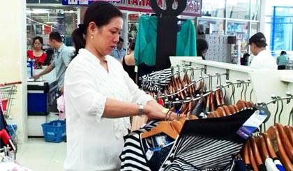 Khách hàng mua sắm trong hệ thống Co.opMart. Ảnh: Vân Anh: 
