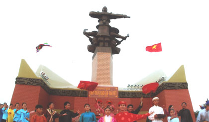 Biểu diễn văn nghệ nhân kỷ niệm 220 năm Chiến thắng Rạch Gầm - Xoài Mút. Ảnh: Duy Nhựt