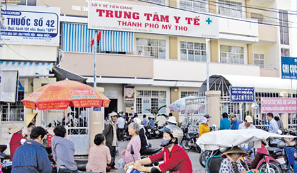 Xếp hàng chờ  đến phiên khám  bệnh kéo dài ra ngoài đường Hùng Vương.