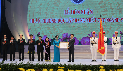 Thay mặt lãnh đạo Đảng, Nhà nước, Phó Thủ tướng Vũ Đức Đam trân trọng trao Huân chương Độc lập hạng Nhất cho ngành Y tế. Ảnh: VGP/Đình Nam